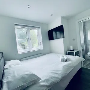 https://riverside-premium-en-suite-double-room-e14.cambridgehotelsuk.com